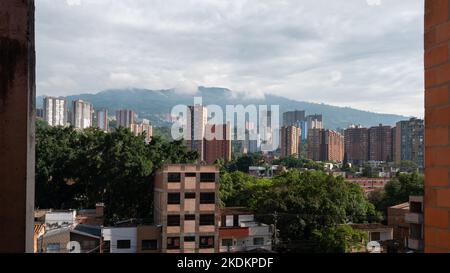 Paesaggio urbano di Medellin a ora di giorno contro le Green Mountains Foto Stock