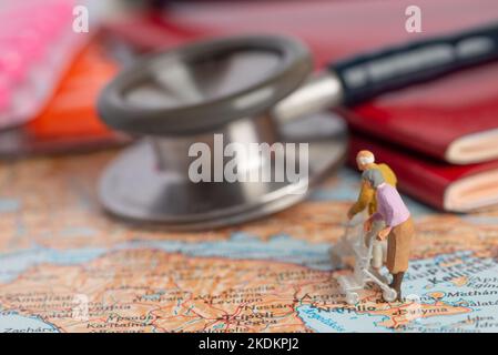 Persone in miniatura di pensionamento o turismo medico concetto. Foto Stock