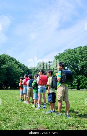 Bambini giapponesi al parco cittadino Foto Stock