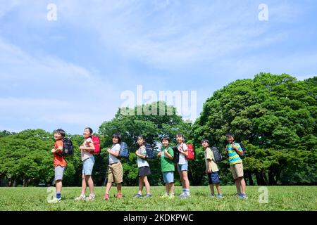 Bambini giapponesi al parco cittadino Foto Stock