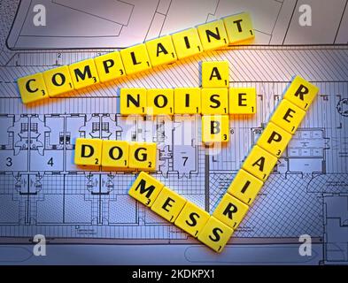 Dog mess, rumore, ASB, riparazioni lamentele da Housing - lettere di scrabble sui piani per uno schema di alloggi - problemi di proprietà Foto Stock
