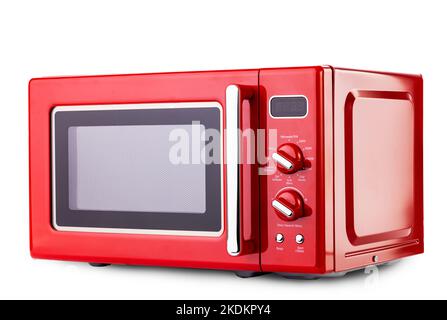 Moderno forno a microonde rosso per la cottura di alimenti isolati su sfondo bianco con percorso di ritaglio Foto Stock