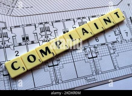 Reclamo di proprietà o di servizio - lettere di scrabble sui programmi per uno schema dell'alloggiamento - edizioni della proprietà Foto Stock