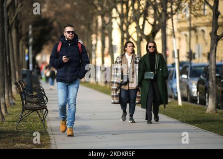 Un uomo che cammina in Piazza del Re Tomislav (Trg Kralja Tomislava) durante l'inverno. Zagabria, Croazia Foto Stock