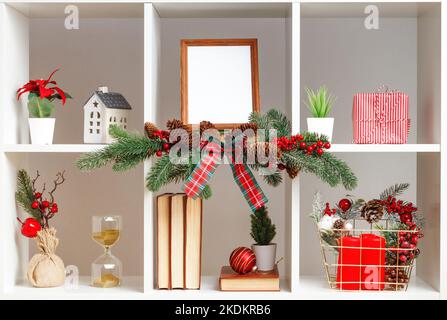 Mensole con decorazioni per Natale e Capodanno. Arredamento di casa negli interni. Foto Stock