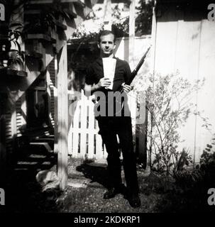Lee Harvey Oswald con fucile, portato nel cortile posteriore di Oswald, Neely Street, Dallas Texas, marzo 1963. La foto è stata Warren Commission mostra 133-A. Foto Stock