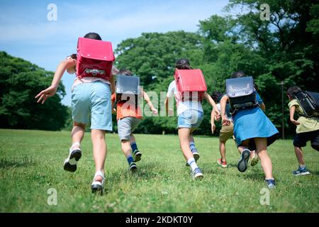 Bambini giapponesi al parco cittadino Foto Stock