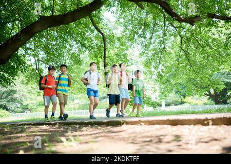 Bambini giapponesi al parco cittadino Foto Stock