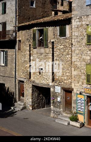 Ex ingresso con resti di ponte levatoio per la città vecchia o il quartiere storico di Castellane Alpes-de-Haut-Provence Provenza Francia Foto Stock