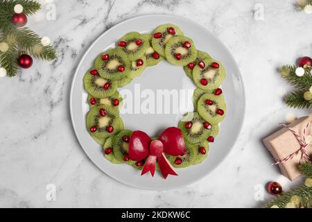 Insalata di frutta di Natale con kiwi e melograno Foto Stock