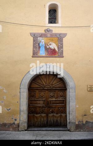 Affresco e ingresso alla Cappella o Chapelle Notre Dame des Grâces nel quartiere storico o nel centro storico di Colmars-les-Alpes Alpes Alpes-de-Haute-Provence Francia Foto Stock