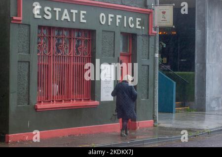 Lunedì 7 novembre 2022 Bantry West Cork Irlanda; le preperazioni alluvive sono in corso a Bantry con il Cork County Council che mette pompe portatili sul piede e mette fuori sacchi di sabbia fr buissnesses e residenti, con alta marea prevista poco dopo IL 4pm. Brigiette Shellswell-White di Bantry House che controlla il suo negozio sulla strada principale. Credit ed/ Alamy Live News Foto Stock