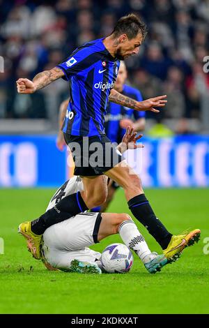 Torino, Italia. 06th novembre 2022. Francesco Acerbi (15) dell'Inter visto durante la Serie Un incontro tra Juventus e Inter allo Stadio Allianz di Torino. (Photo credit: Gonzales Photo - Tommaso Fimiano). Foto Stock