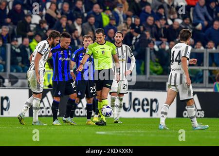 Torino, Italia. 06th Nov 2022. L'arbitro Daniele Doveri ha visto durante la Serie Una partita tra Juventus e Inter allo Stadio Allianz di Torino. (Photo Credit: Gonzales Photo/Alamy Live News Foto Stock