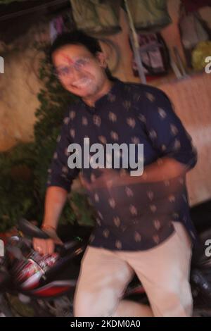 Famiglia che celebra diwali a casa con piena di felicità Foto Stock