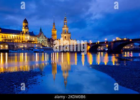 Vista panoramica dell'antica città di Dresda al crepuscolo, Germania Foto Stock