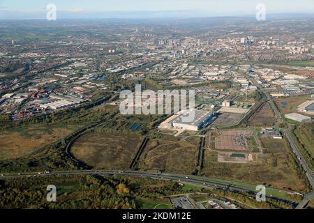 Vista aerea dell'area di Cross Green & Skelton di Leeds guardando verso ovest verso lo skyline del centro di Leeds dallo svincolo 45 dell'autostrada M1 Foto Stock