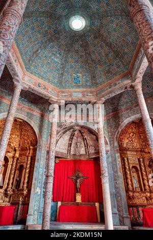 Chiesa dei Domenicani o degli afflitti, altare e cupola del soffitto, Elvas, Alentejo, Portogallo Foto Stock