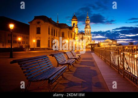 Vista panoramica dell'antica città di Dresda al crepuscolo, Germania Foto Stock