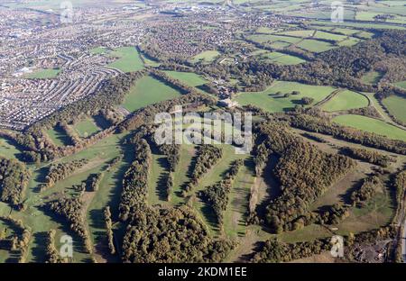 Vista aerea da ovest attraverso il campo da golf Temple Newsam Park verso la casa Temple Newsam, con Colton sullo sfondo lontano Foto Stock