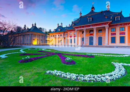 Castello Pillnitz a Dresda al crepuscolo, Germania Foto Stock