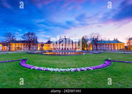 Castello Pillnitz a Dresda al crepuscolo, Germania Foto Stock