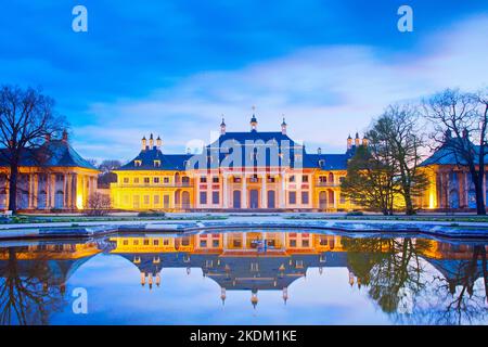 Castello Pillnitz a Dresda al crepuscolo, Germania Foto Stock