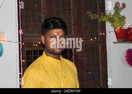 Mumbai, Rajasthan 01 Gen 2022: modello maschile indiano e abbigliamento etnico, l'uomo indiano in gesto di benvenuto Foto Stock