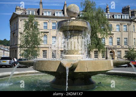 Fontana storica presso Laura Place nella città georgiana di Bath Somerset, Inghilterra, Regno Unito Foto Stock