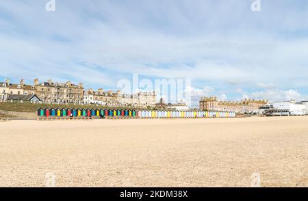 Capanne sulla spiaggia Lowestoft fronte mare, Lowestoft Suffolk 2022 Foto Stock