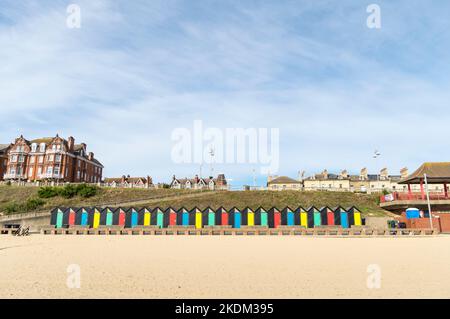 Colorate capanne sulla Promenade Lowestoft lungomare 2022 Foto Stock