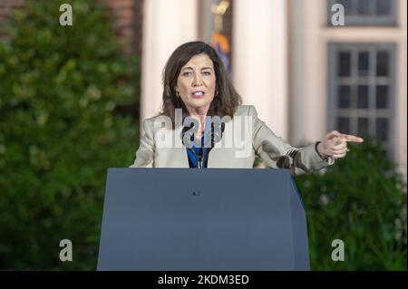 Yonkers, Stati Uniti. 06th Nov 2022. Il governatore di New York Kathy Hochul parla durante il suo rally "Get out the Vote" al Sarah Lawrence College di Yonkers, New York. (Foto di Ron Adar/SOPA Images/Sipa USA) Credit: Sipa USA/Alamy Live News Foto Stock