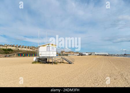 Bagnini cabina osservante in stand sulla spiaggia Lowestoft lungomare suffolk 2022 Foto Stock