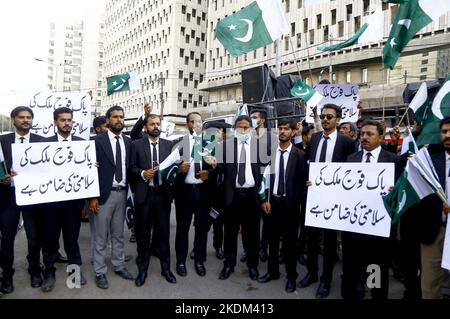 Hyderabad, Pakistan, 07 novembre 2022. Gli avvocati stanno organizzando una manifestazione a favore della forza armata pakistana e dell'esercito pak, presso il club stampa di Karachi lunedì 07 novembre 2022. Foto Stock