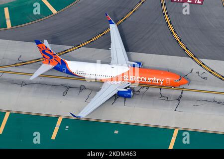 Sun Country Airlines, aeromobile Boeing 737 tassato in aeroporto. Compagnia aerea SunCountry con 737-800 velivolo. Aereo registrato come N841SY. Foto Stock