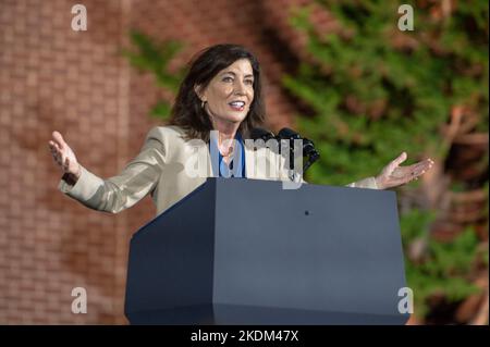 Yonkers, Stati Uniti. 06th Nov 2022. Il governatore di New York Kathy Hochul parla durante il suo rally "Get out the Vote" al Sarah Lawrence College di Yonkers, New York. (Foto di Ron Adar/SOPA Images/Sipa USA) Credit: Sipa USA/Alamy Live News Foto Stock