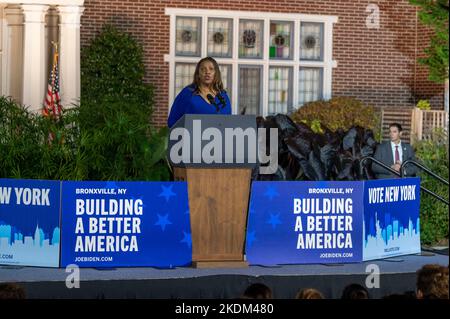 Yonkers, Stati Uniti. 06th Nov 2022. Il procuratore generale di New York Letitia James parla durante un raduno 'uscire il voto' per eleggere il governatore Kathy Hochul per un mandato completo al Sarah Lawrence College di Yonkers, New York. (Foto di Ron Adar/SOPA Images/Sipa USA) Credit: Sipa USA/Alamy Live News Foto Stock