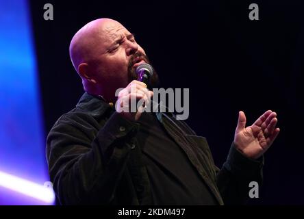 Nella foto: Anders Bagge sul palco. All'inizio di quest'anno, il pilota di corse Marcus Ericsson si è scritto nei libri di storia quando ha vinto uno degli eventi di corsa più prestigiosi del mondo, l'Indy 500, come secondo svedese di sempre. Marcus è stato onorato la domenica nella sua vecchia città natale e ha portato il trofeo iconico, il leggendario Borg-Warner Trophy, a mostrare per la sua città natale. Foto Stock