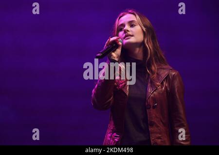 Nella foto: Cantante sconosciuto sul palco durante la celebrazione. All'inizio di quest'anno, il pilota di corse Marcus Ericsson si è scritto nei libri di storia quando ha vinto uno degli eventi di corsa più prestigiosi del mondo, l'Indy 500, come secondo svedese di sempre. Marcus è stato onorato la domenica nella sua vecchia città natale e ha portato il trofeo iconico, il leggendario Borg-Warner Trophy, a mostrare per la sua città natale. Foto Stock