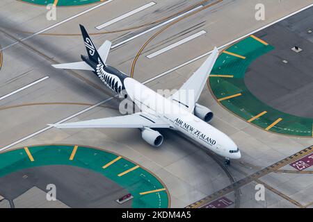 Air New Zealand / Air NZ Boeing 777 aerei tassiing. Aereo 777-300ER registrato come ZK-OKP. Aereo di compagnia aerea noto anche come Air NZ. Foto Stock