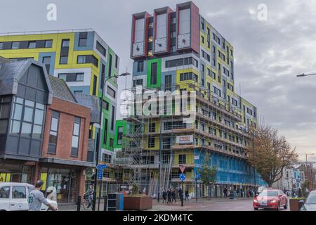 Southend on Sea, Regno Unito. 7th Nov 2022. I ponteggi vengono collocati intorno al blocco di alloggio del Southend University Campus in preparazione della rimozione del rivestimento esterno potenzialmente infiammabile. Penelope Barritt/Alamy Live News Foto Stock