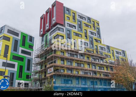 Southend on Sea, Regno Unito. 7th Nov 2022. I ponteggi vengono collocati intorno al blocco di alloggio del Southend University Campus in preparazione della rimozione del rivestimento esterno potenzialmente infiammabile. Penelope Barritt/Alamy Live News Foto Stock