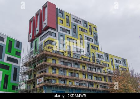 Southend on Sea, Regno Unito. 7th Nov 2022. I ponteggi vengono collocati intorno al blocco di alloggio del Southend University Campus in preparazione della rimozione del rivestimento esterno potenzialmente infiammabile. Penelope Barritt/Alamy Live News Foto Stock