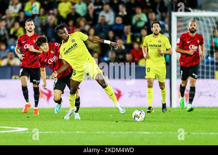 Nicolas Jackson di Villarreal e Kang-in Lee di Mallorca durante il campionato spagnolo la Liga partita di calcio tra Villareal CF e RCD Mallorca il 6 novembre 2022 allo stadio Ciutat de Valencia di Valencia, Spagna - Foto: Ivan Terron/DPPI/LiveMedia Foto Stock