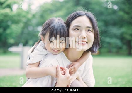 Bambino giapponese con la madre al parco cittadino Foto Stock