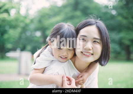 Bambino giapponese con la madre al parco cittadino Foto Stock