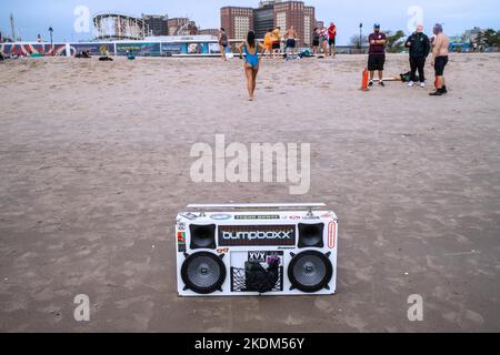 New York, New York, Stati Uniti. 6th Nov 2022. La stagione invernale inizia per il Coney Island Polar Bear Club con temperatura dell'aria 66 e temperatura dell'acqua 60,6 a Bklyn. I membri del club per il nuoto invernale hanno preso alla domenica di novembre, dove il clima è stato particolarmente caldo. Atlantic surf come gli onlookers li hanno allietati dalla spiaggia e passerella. Nuotatori che prendono il tuffo nell'acqua di warmish. Questa gigantesca musica da bombardiere per i nuotatori si è arricchita dell'atmosfera festosa. (Credit Image: © Milo Hess/ZUMA Press Wire) Foto Stock