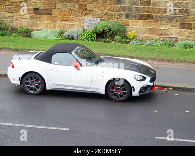 Bianco 2017 registrato Fiat Abarth 124 Spider auto sportiva nel North Yorkshire Foto Stock