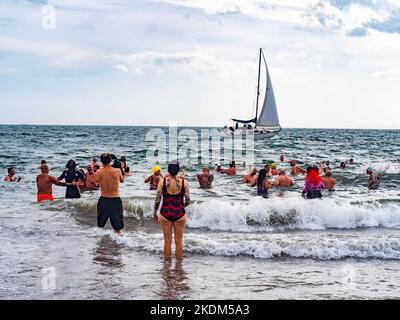 New York, New York, Stati Uniti. 7th Nov 2022. La stagione invernale inizia per il Coney Island Polar Bear Club con temperatura dell'aria 66 e temperatura dell'acqua 60,6 a Bklyn. I membri del club per il nuoto invernale hanno preso alla domenica di novembre, dove il clima è stato particolarmente caldo. Atlantic surf come gli onlookers li hanno allietati dalla spiaggia e passerella. Nuotatori che prendono il tuffo nell'acqua di warmish. (Credit Image: © Milo Hess/ZUMA Press Wire) Foto Stock