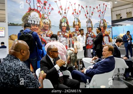 Sharm El Sheijk, Egitto. 07th Nov 2022. I partecipanti riposano nel Padiglione delle delegazioni il secondo giorno della Conferenza ONU sui cambiamenti climatici del COP27, tenuta dall'UNFCCC nel Centro Internazionale Congressi di Sharm El-Sheikh. COP27, che si svolgerà a Sharm El Sheikh dal novembre 6 al novembre 18, si concentra sull'attuazione delle misure già concordate nel corso dei precedenti cops. La Conferenza di Sharm El Sheikh si concentra anche sulle comunità più vulnerabili, poiché la crisi climatica indura le condizioni di vita di quelle già più svantaggiate. Credit: SOPA Images Limited/Alamy Live News Foto Stock